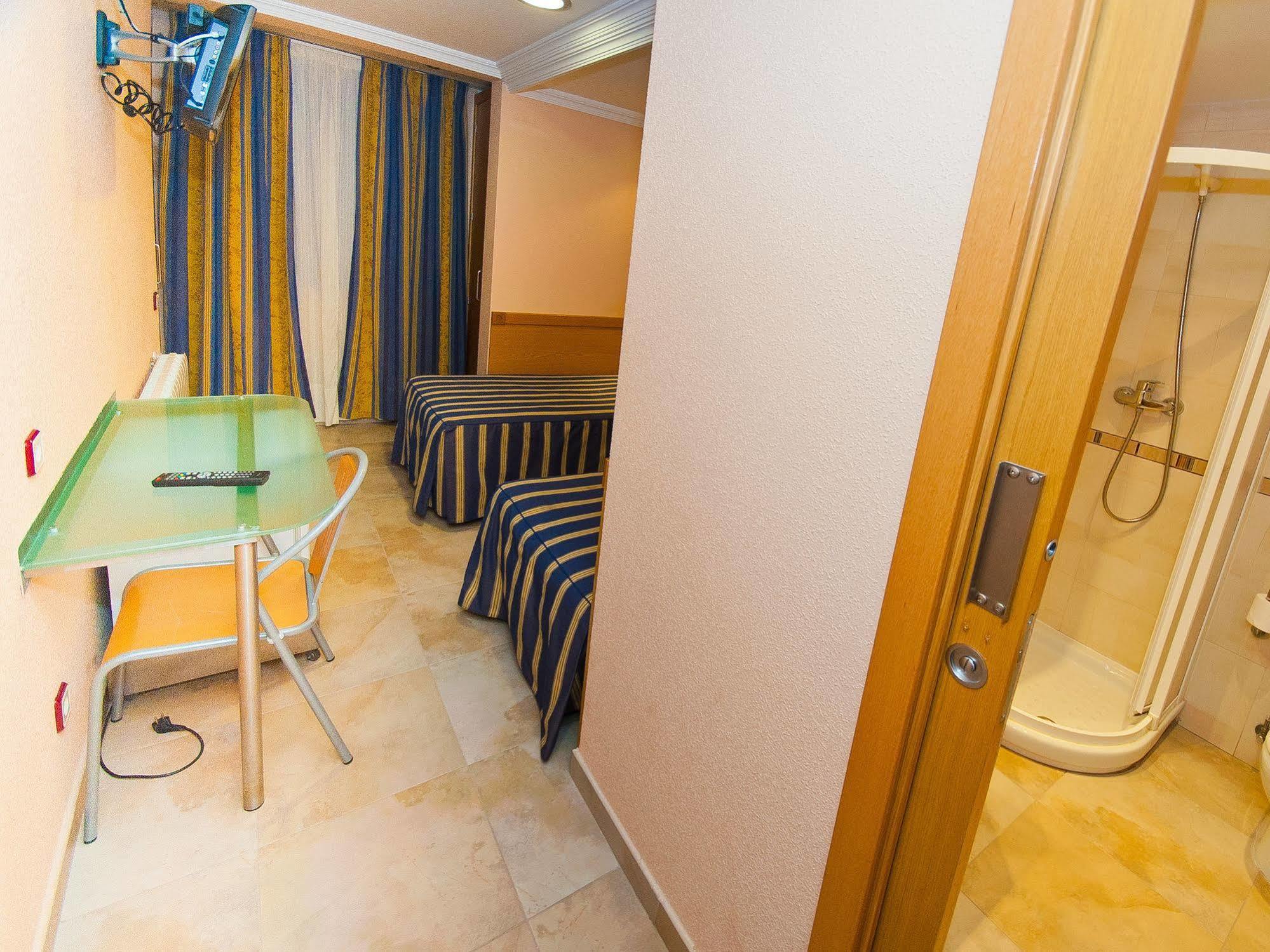 Hostal Viky Мадрид Экстерьер фото